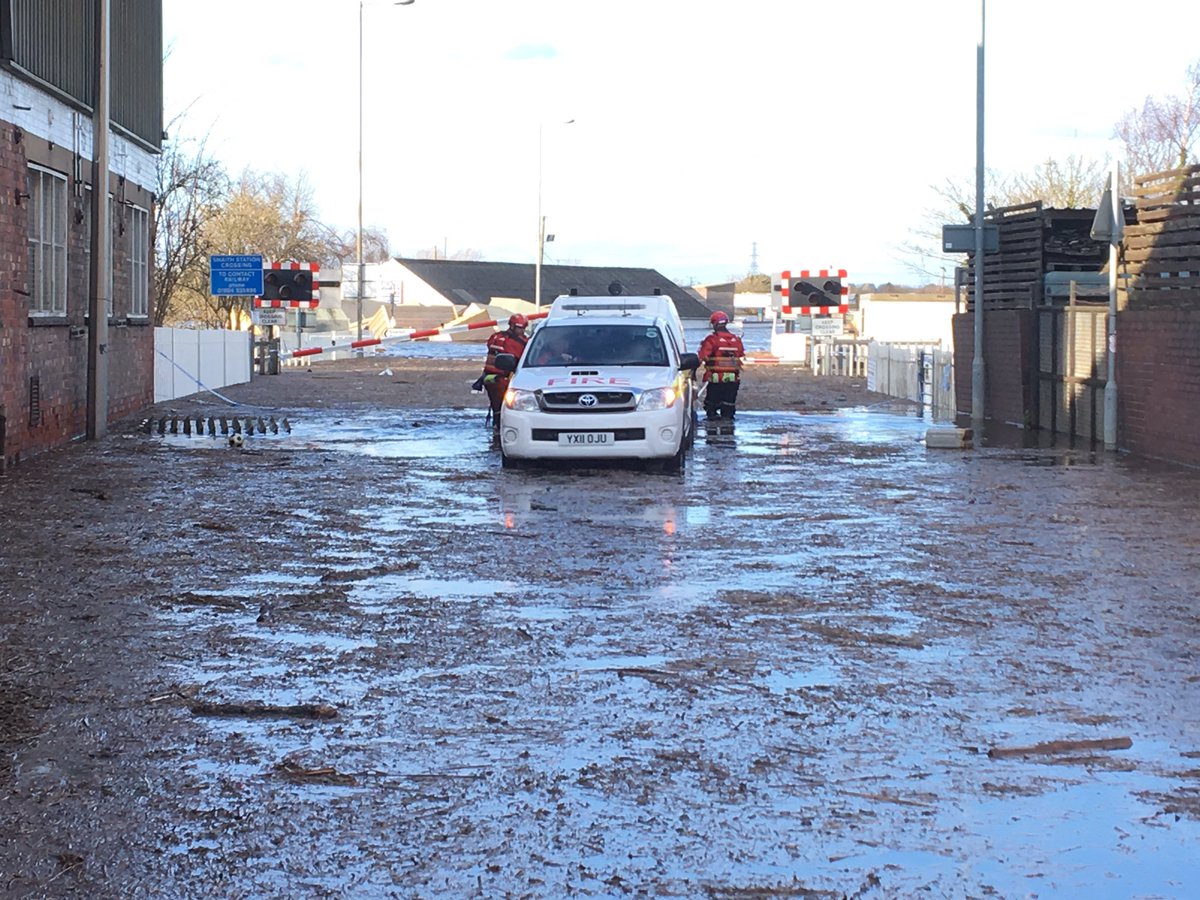 HumbersideFire's tweet photo. Levels have dropped significantly in Snaith on Selby Road and George St. Pics taken last Thursday and then today. Whatever the depth of water though, please don’t enter any floodwater in the area. https://t.co/PiWwW9akhQ