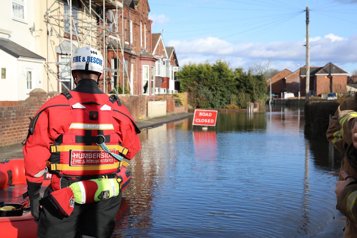 HumbersideFire's tweet photo. Levels have dropped significantly in Snaith on Selby Road and George St. Pics taken last Thursday and then today. Whatever the depth of water though, please don’t enter any floodwater in the area. https://t.co/PiWwW9akhQ