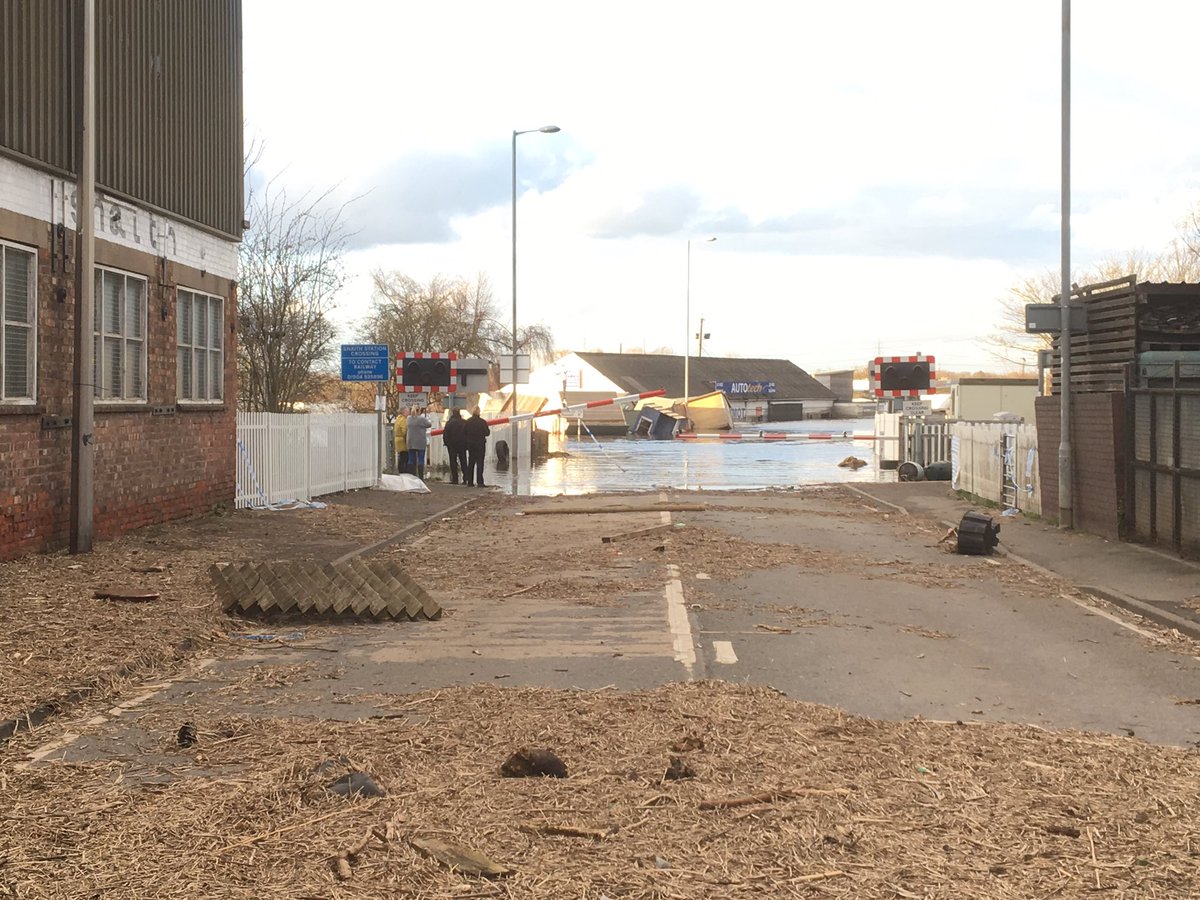 Levels have dropped significantly in Snaith on Selby Road and George St. Pics taken last Thursday and then today. Whatever the depth of water though, please don’t enter any floodwater in the area.