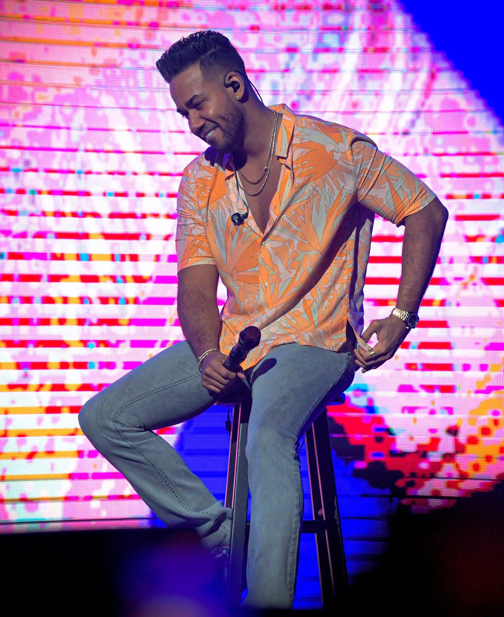 RomeoSantosPage's tweet photo. https://t.co/ErFoMfm3qc