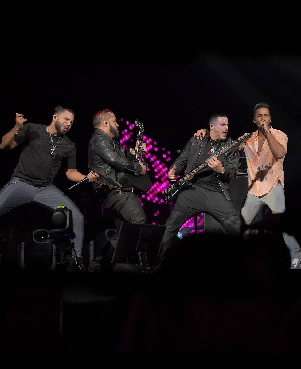 RomeoSantosPage's tweet photo. https://t.co/ErFoMfm3qc