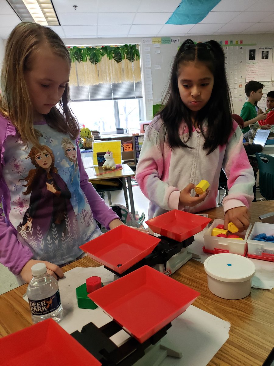 SarahLaperle7's tweet photo. Best way to learn about US customary #weight! The kids loved using the balances to weigh in ounces and pounds! @CedarForestES #wolfpride @SpotsySchools https://t.co/zWwMHB2g0z