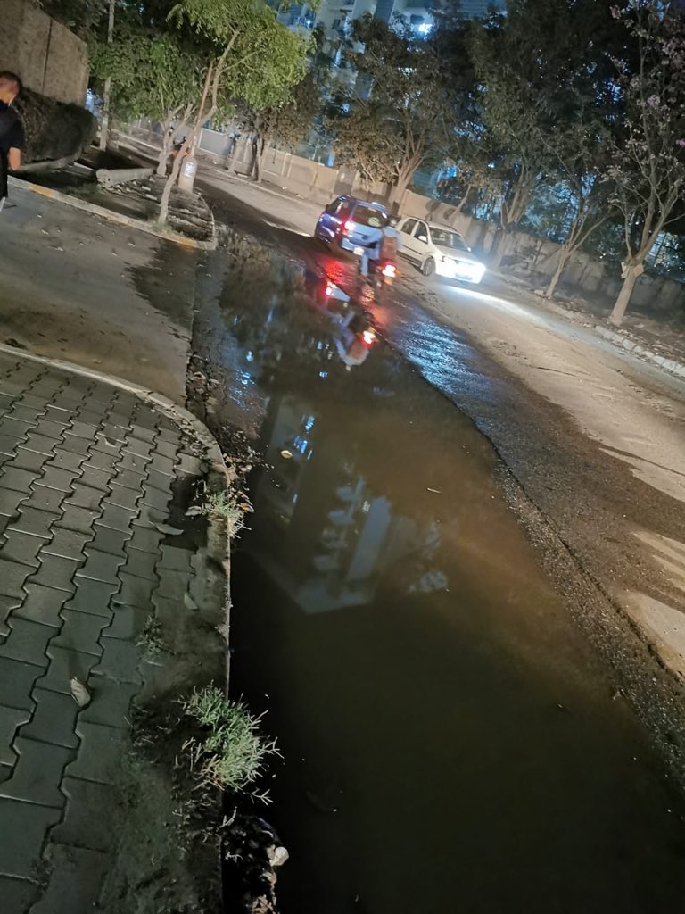 Dkhallirising's tweet photo. @BBMPCOMM @Randeep_Dev @rk_misra @Randeep_Dev sir, pls look the apathy for #GearSchoolRoad. Now sewage water overflowing to road due to careless of Contractor &amp; BBMP engg.@ArvindLBJP https://t.co/Wn9KHcehtU