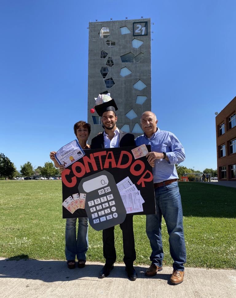 MarioFiad's tweet photo. Hijo, me llena de alegría y orgullo que cumplas tus metas y hoy te hayas recibido de Contador. Así como cada día me llena de alegría y orgullo saber de tu esfuerzo, de tu capacidad de sobreponerte a las adversidades y de lo buena y gran persona que sos. @maritoofiad 😃💪👏 https://t.co/qtYNOLc8lV