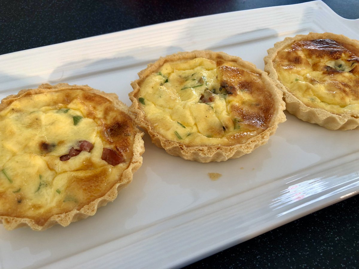 katie_davies85_'s tweet photo. It was lovely to see @jc_novelli again! He enjoyed my laverbread, cockle &amp; bacon tarts!! Recipe coming soon to the website

I also made my laverbread and cheese scones and fresh cockle with laverbread and bacon in white wine sauce! 

#welshcooking #wales #swansea @SwanseaCouncil https://t.co/nkVbyYcRGc