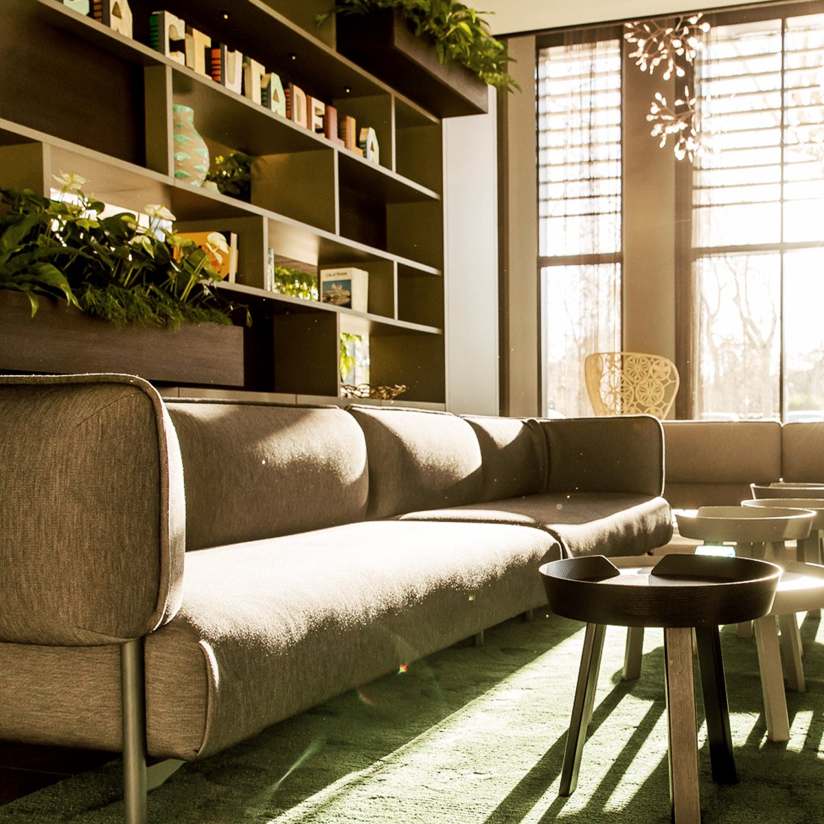 MotelOne's tweet image. Did you hear that #chirping, too? As our Motel One in Barcelona is located next to Parc de la Ciutadella, our #designers turned the #lounge into a green #haven. Think #plants, our classic #eggchair in #botanical prints and #woven chairs by designer @PUrquiola.