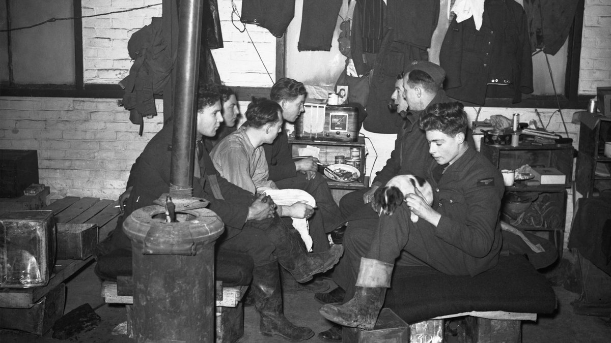 📻 RoyalAirForce airmen gather to listen to the radio in their billet in France during World War Two. #VEDay75 #ArmedForces #militaryhistory #ww2 fal.cn/36QXS