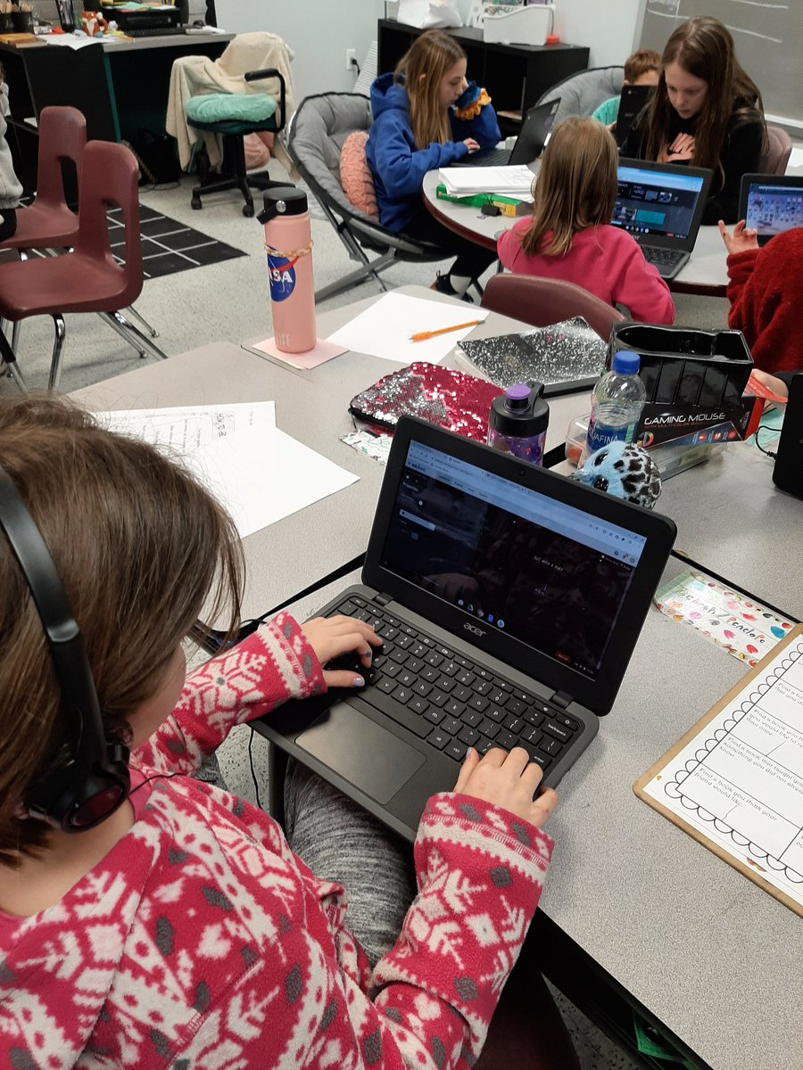 its_missbaker's tweet photo. 4th graders celebrating their favorite books by creating book trailers for  #ReadAcrossAmericaDay #AACPSAwesome https://t.co/HRbUUfikfT