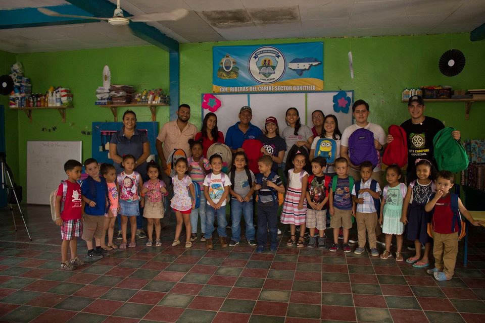 RTCHonduras's tweet photo. El Domingo 23 de febrero, los socios del Club Rotaract La Ceiba llevaron a cabo la Actividad Pa´ que te vayas a la Escuela, donde los socios llevaron nn kit a cada niño del Kinder Gonzalo Rivera en la colonia Bonitillo.

#rotaractlaceiba #rotaracthonduras #rotaryconectaelmundo https://t.co/xoMtb8SDep