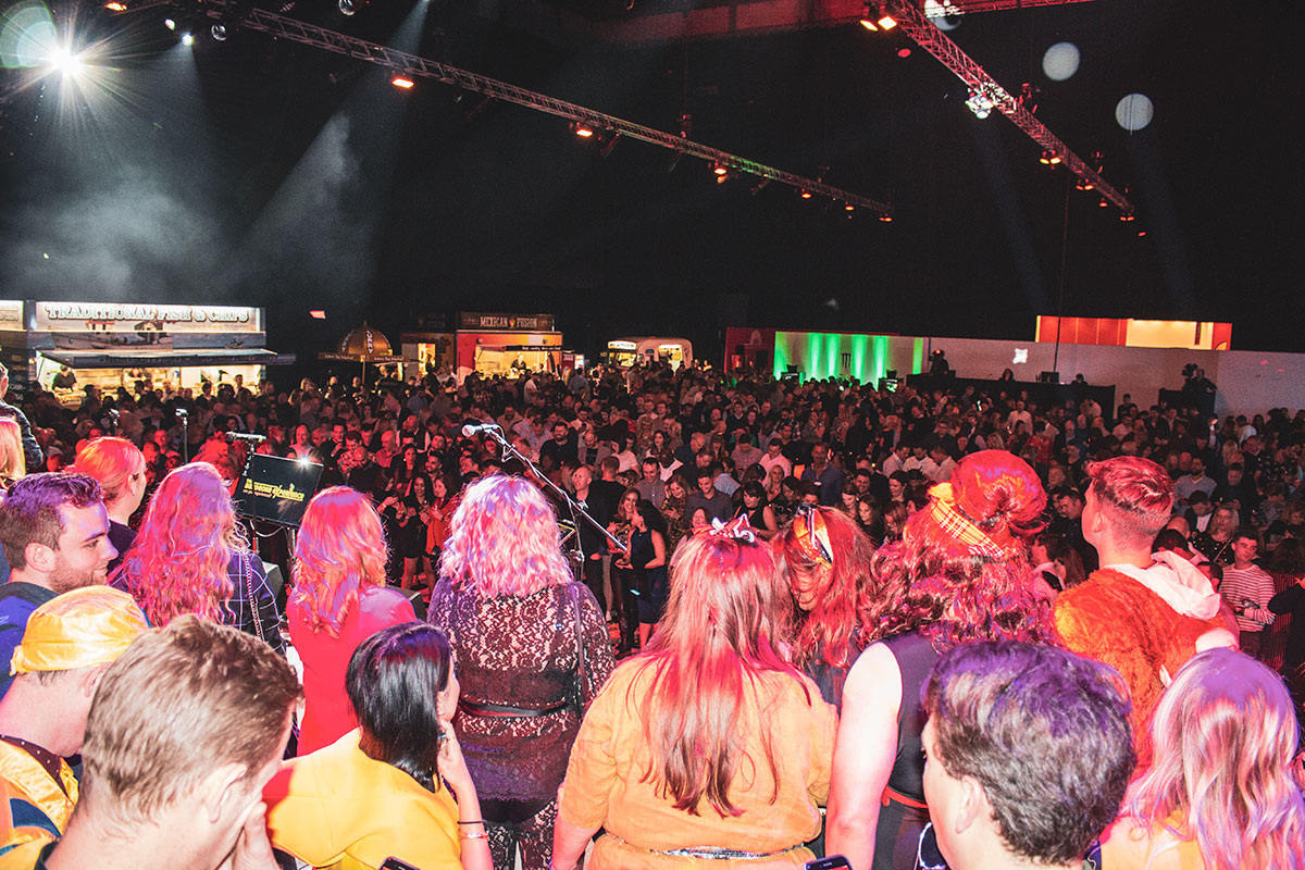 A great way for The Bandeoke Experience to help kick-off 2020 - 1300+ guests at the capacious ACC Liverpool… 🎶💫

See our quick blog post:
bandeoke-experience.co.uk/blog/acc-liver…

#bandeoke #bandeokeexperience #livebandkaraoke #bandioke #bandaoke