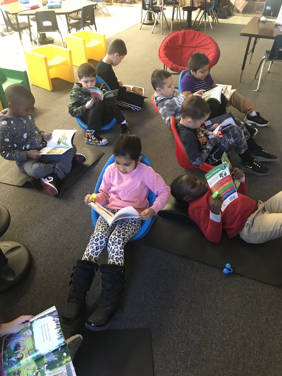 KasmerKinder's tweet photo. @AvonNovas have a great day with #ReadAcrossAmericaDay 📚 https://t.co/ZuqHMalEa2