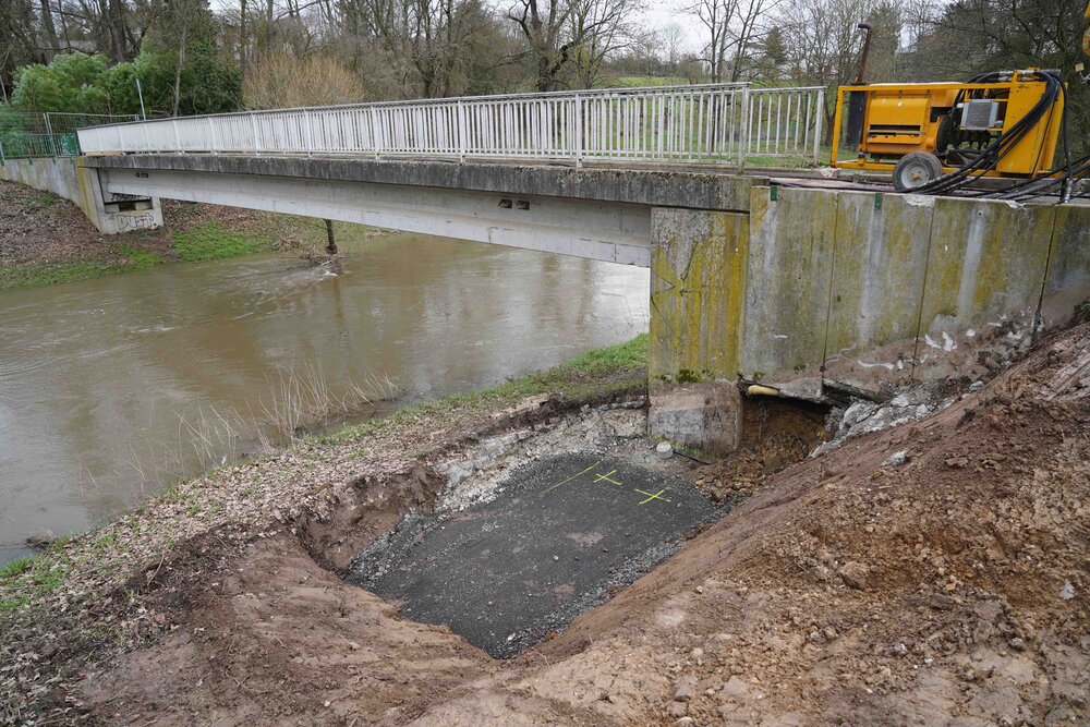 dortelweil's tweet photo. „Bodirsky-Steg“ wird rückgebaut
Bauarbeiten für den Ausbau der #Niddaroute in #Dortelweil haben begonnen. Die alte schmale Brücke wird zurückgebaut.
„Das bestehende Fundament kann erhalten werden“, berichtet OB-Mitglied der #CDUDortelweil, Klaus Althoff.
https://t.co/EhGeg3EJrm https://t.co/ztZBP5axBX