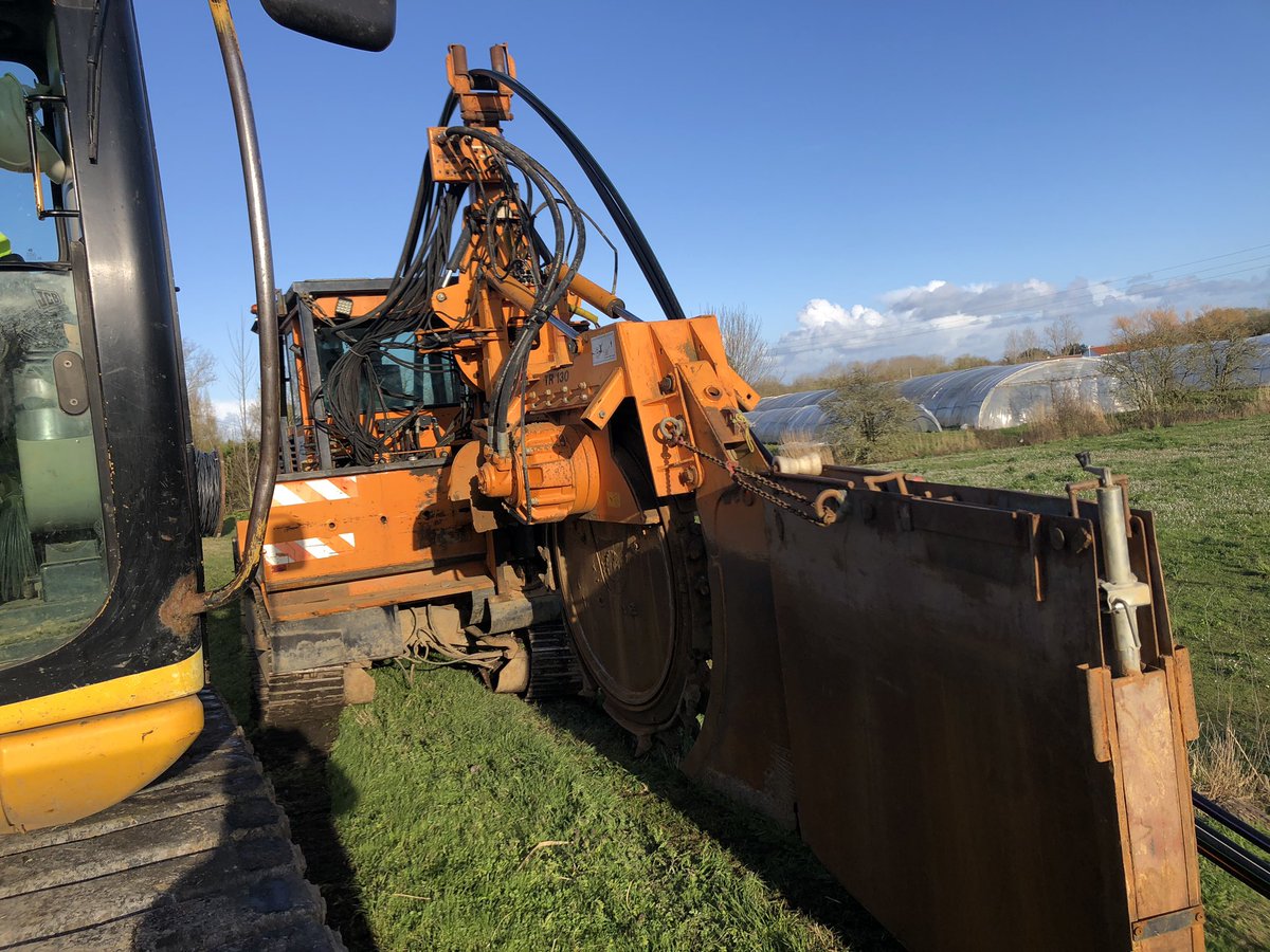 La fibre arrive sur <a href="/PaysDeMonts/">Océan-Marais-deMonts</a> ! #VendeeNumerique, <a href="/enedis_pdl/">Enedis en Pays de la Loire</a> et @SyDEV_85 mobilisent une trancheuse pour réaliser des travaux mixtes : le passage d’un câble électrique HTA et le passage de la fibre pour alimenter de nombreux foyers entre St Jean de Monts et le Perrier