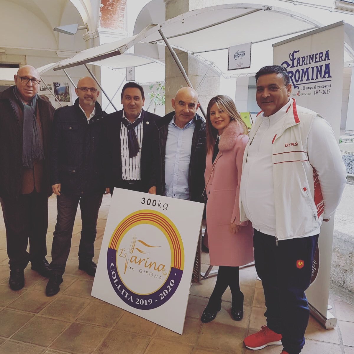 Al centre de la imatge en #JaumeJunyent, titular de la fleca Pa Artesà del Vallès de Santa Perpetua de la Mogoda, flamant guanyador del concurs "El Millor #Xuixo del Món 2020", recollint el premi de 300 kg d'#ÈsFarinadeGirona, de mans de la <a href="/FarinaCoromina/">Farinera Coromina</a>