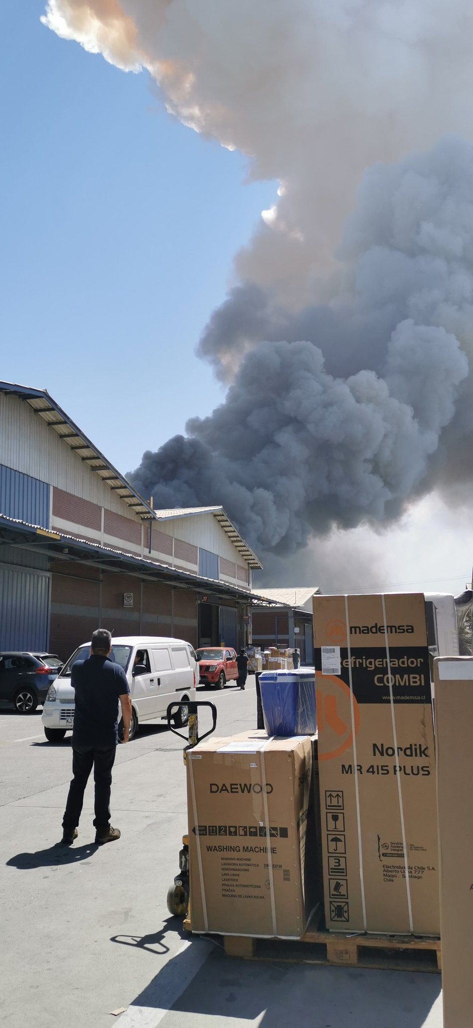 Seriesdelvito Pata Variar La Prensa Miente Explosion En Bodega De Pudahuel No Fue De Fabrica De Quesos Sino Una Fabrica De Quimicos Yo Trabajo En Esta Bodega Canal13 Meganoticiascl Tvn