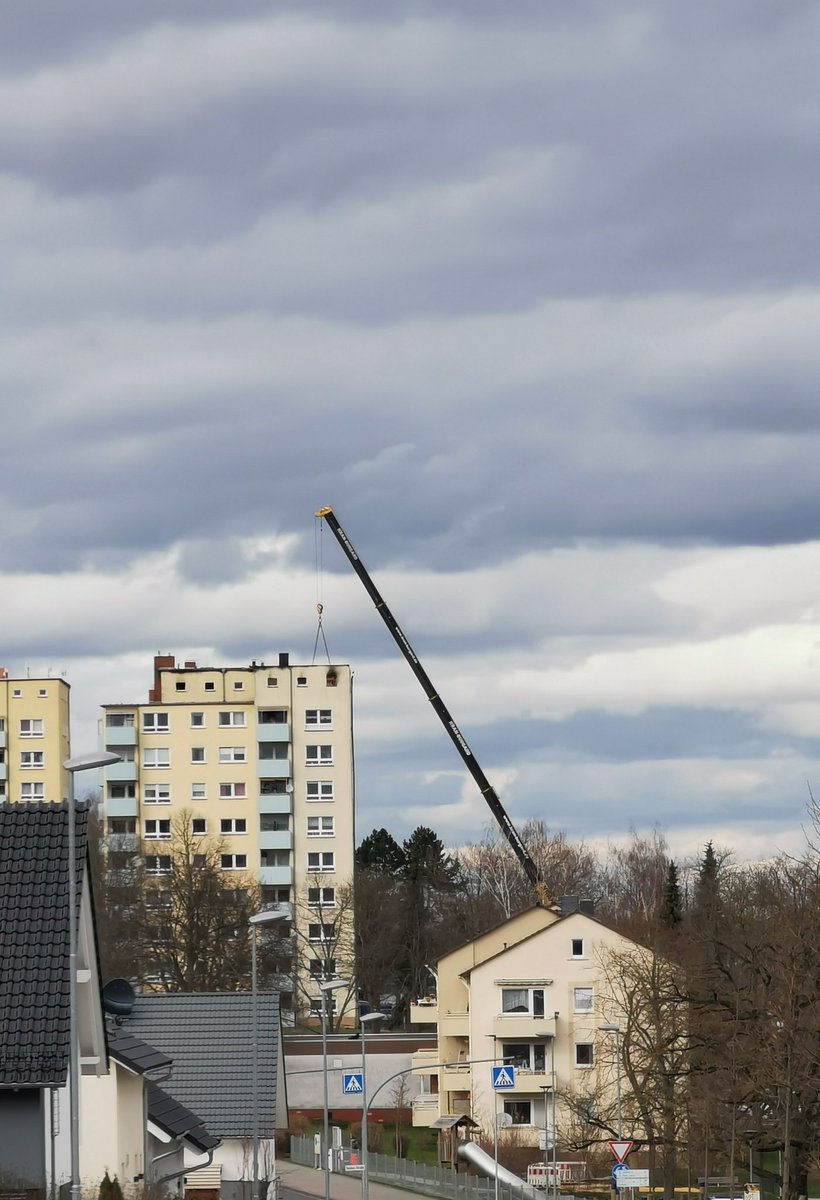 butzbach2016's tweet photo. Die Arbeiten am Hochhaus im #degerfeld nach dem Brand beginnen. #butzbach #ffw #feuerwehr #wetterau https://t.co/zQZYyDIHAH