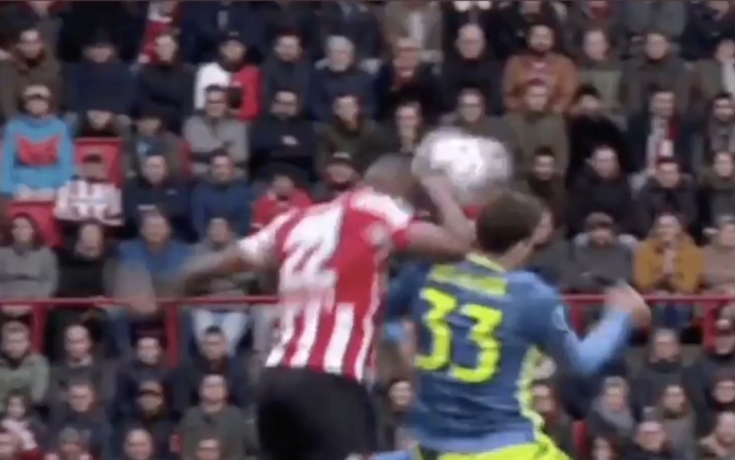 erwin9Feyenoord's tweet image. Zo even half negen naar @veronicainside en is horen wat de heeft scheidsrechter Johan Derksen  van de handsbal zegt. Denkt toch echt Johan dat je een clubje moet oprichten dat de VAR eruit moet.
Want ze zitten toch te pitten of te kaarten daar in Zeist 
#StopDeVar #varout