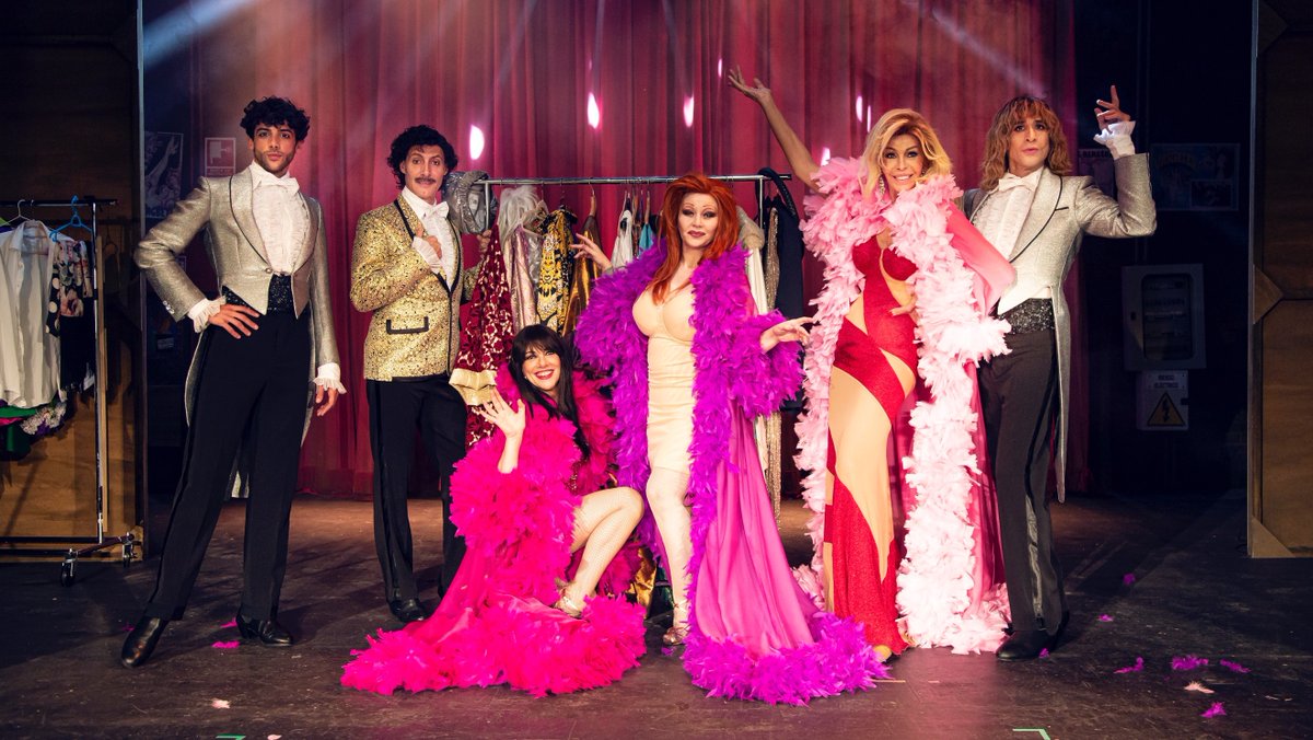 TeatroZgz's tweet photo. Alaska, Mario Vaquerizo, Bibiana Fernández, Manuel Bandera, Marisol Muriel y Cayetano Fernández aterrizan en el Principal este miércoles con una divertidísima comedia musical, “La última tourné”, dirigida por Félix Sabroso.   
@Zaragoza_es https://t.co/xxee8RtD9p