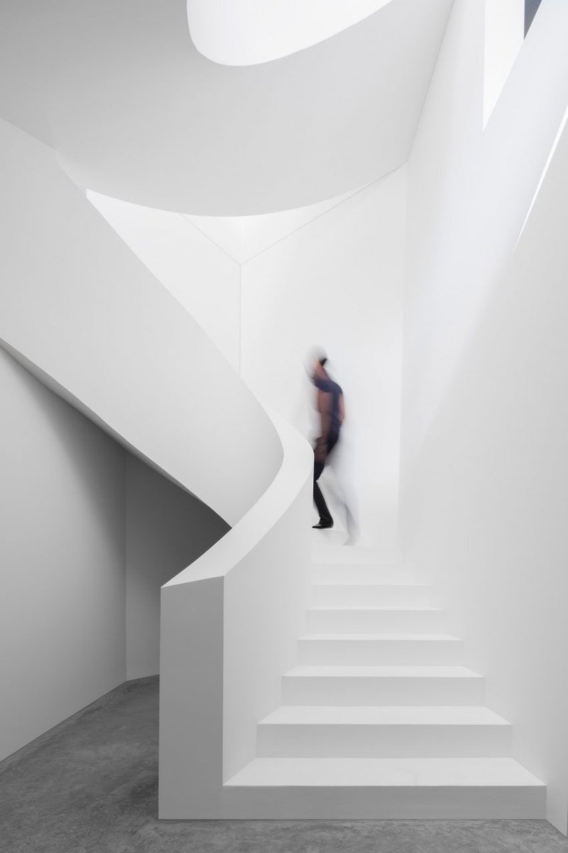 Colonnade extends from Concrete Villa on an old vineyard in Switzerland dezeen.com/2020/02/04/con…