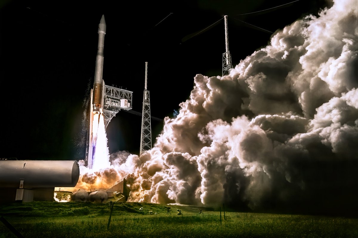 esa's tweet photo. 📷A stunning photo by Glenn Davis @GDavisPhotos of last month's @ESASolarOrbiter launch on a @ulalaunch #AtlasV 411 rocket! 🚀#WeAreAllSolarOrbiters https://t.co/lYyiWV62Ky