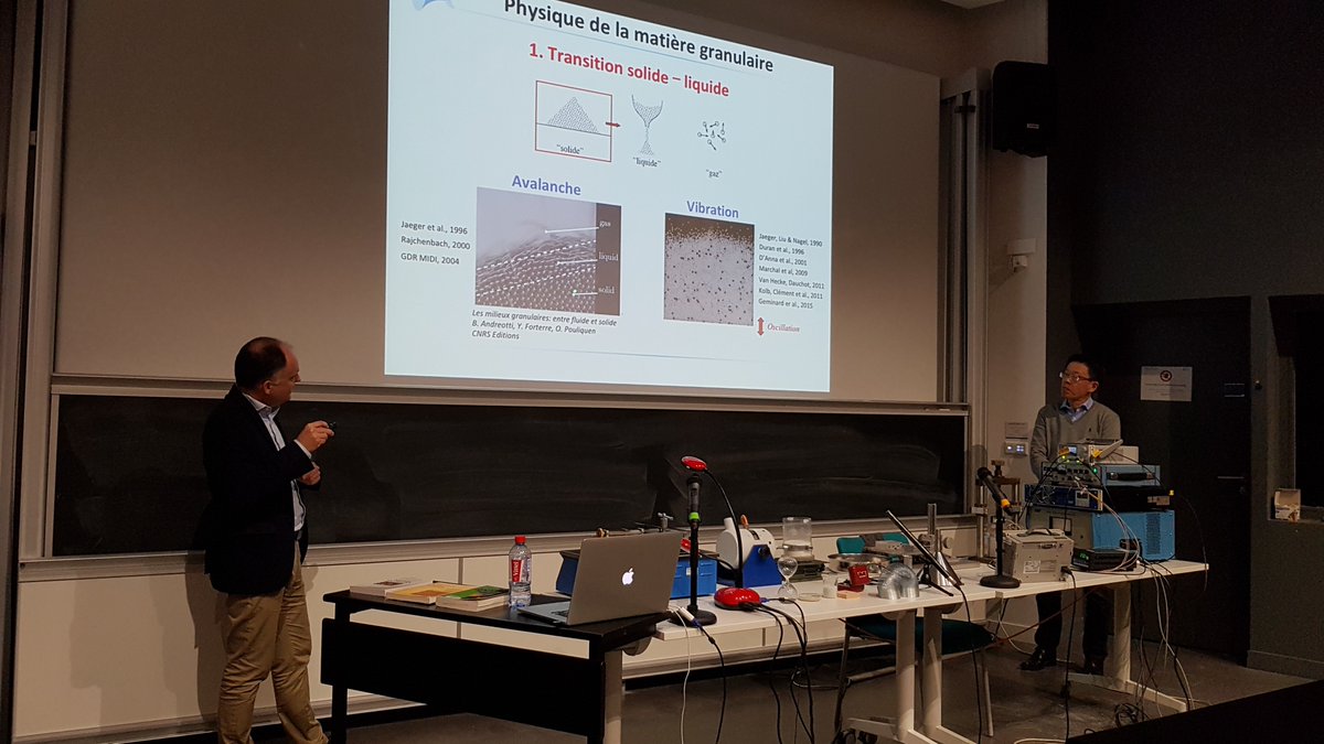 CiccottiMatteo's tweet photo. Arnaud Tourin et Xiaoping Jia  @InstLangevin nous montrent en live les expériences de leur recherche sur l'interaction entre ondes sonores et la matière en grains @ESPGG https://t.co/sW8qeGIDJ6