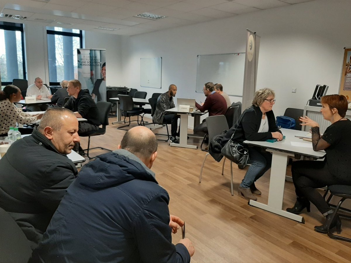 G_Chalmet's tweet photo. 25 candidats sont venus rencontrer 4 #entreprises du #transport routier cet après-midi au pôle emploi de #Dreux. Un #jobdating réussi avec des recrutements et formations à la clé. prochain RDV : la semaine du transport du 06 au 10/04. #AvecPoleEmploi
@poleemploi_RCVL @Viollier_E https://t.co/we3F0V9ZMZ