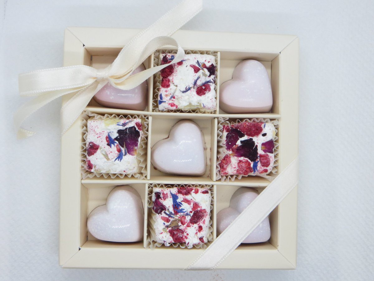 WonderfulChoc's tweet photo. Happy Monday! 🤗👩🏼‍🍳 🍫
Like and share this post for a chance to win one of our gorgeous #MothersDay gift boxes! Winner will be randomly selected on 18th March. UK only. #chocolate #gifts #win #chocolatehearts #Mothersday2020 #mothersdaygifts #MondayMotivation https://t.co/eiR7OckAxC
