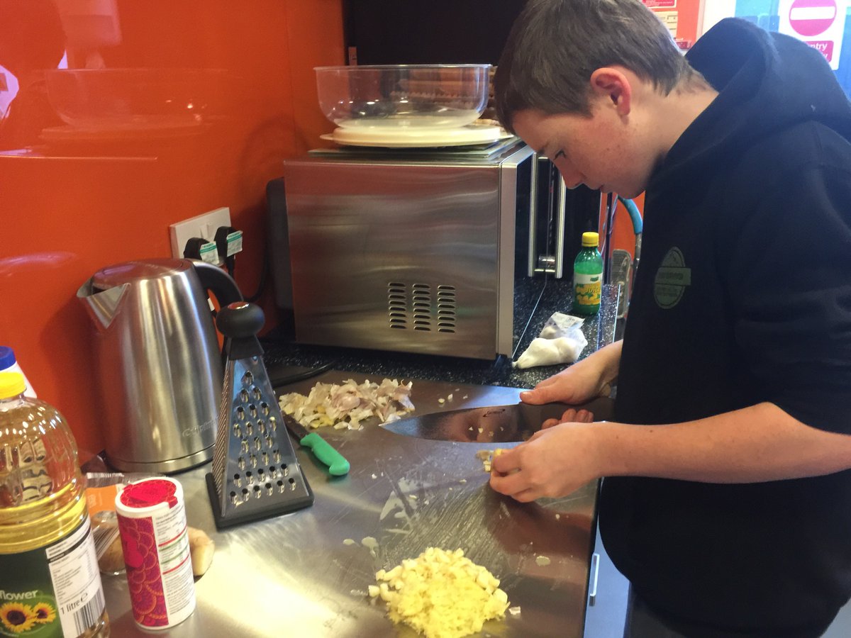 Evan prepping tomorrow’s curry for the community cafe at <a href="/MLCTStation/">MLCT</a> 
Pop down and say hi!! 🥘 #Chelmsford