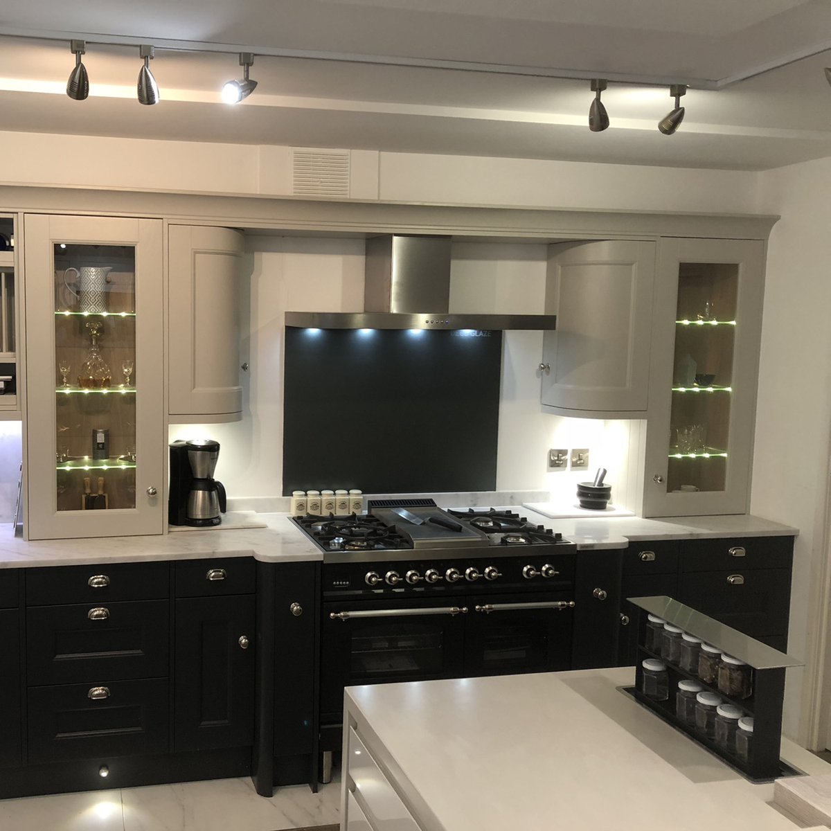 kbbreview's tweet photo. The shortlist for kbbreview Retail &amp; Design Awards 2020 #kbbawards2020
Community Champion of the Year
■ @CaldicotKitchen
■ @tollekitchens
■ @napierinteriors
■ @TheTapEndDesign https://t.co/WZ1YoVVOtz