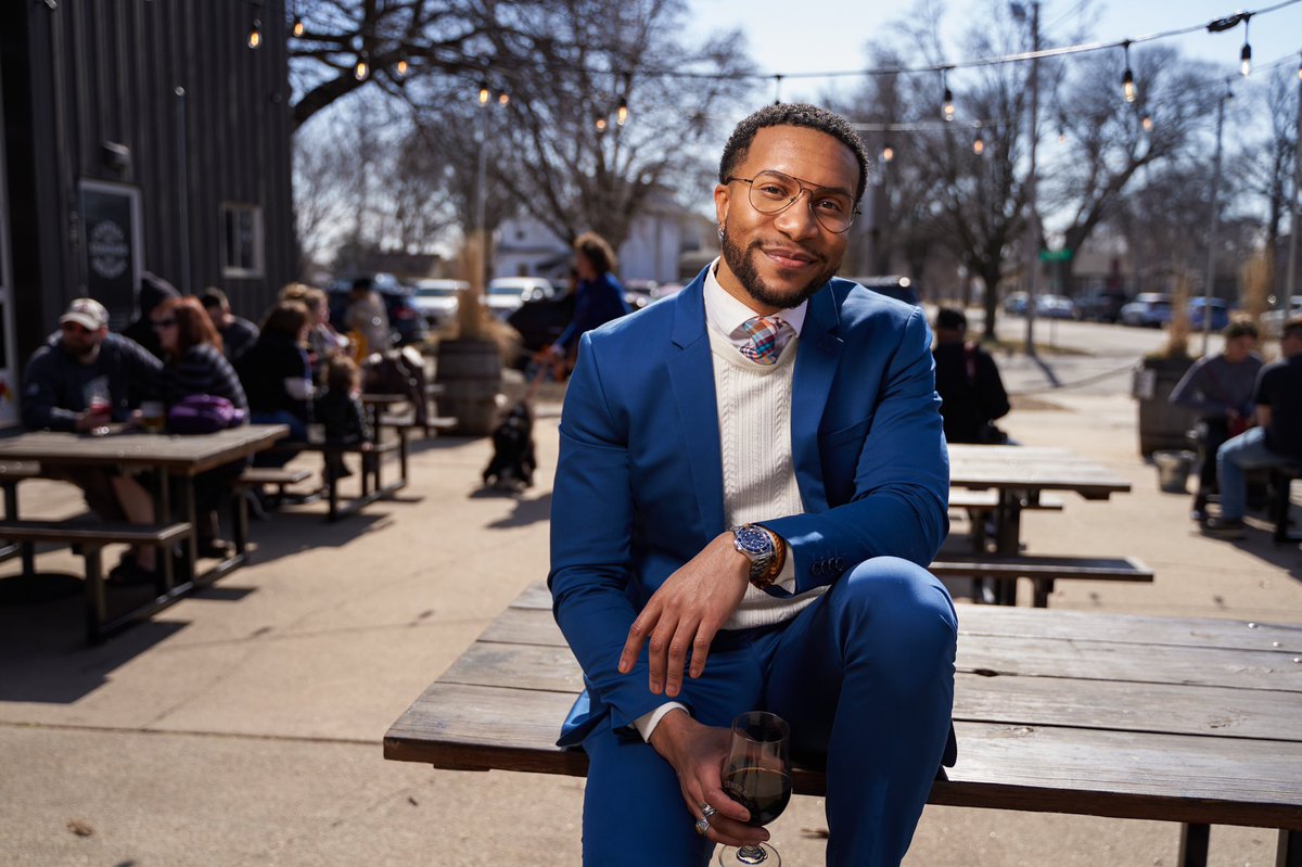 jstnhll's tweet image. One Suit, Four Lenses

📸 | Darrin Hackney @darrinhackney
📸 | R Dodson @rdodsonphotog
📸 | Scotty Hyunh
📸 | Heidi Schoeffler

📍 | @DrinkCSB

#MensHealth #menswear #expressmen #suitandtie #blue #mensformal #smartcasual #happyhour #Wichita #ictcreative