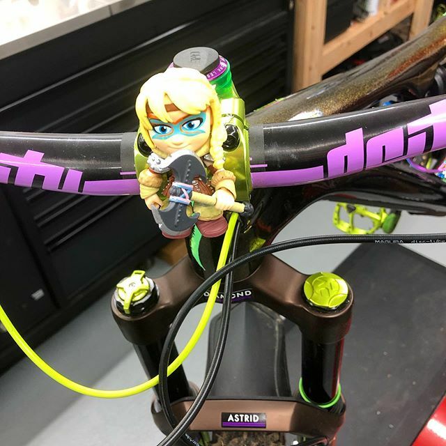 bre_rue's tweet photo. Annnnd here she is all mounted up, ready to have some fun ripping down the trails! SO MUCH FUN! 😍 #astrid #iamspecialized_mtb #sworksstumpjumper #deitycomponents #dvosuspension https://t.co/tI2bbxAAks https://t.co/YMfa0icP6t