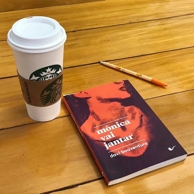 acuradefreud's tweet photo. #naoresenha

mônica vai jantar, de davi boaventura – publicado pelo selo @naoeditora da diferentona @dublinense.
Esse livro causa in-digestão por movimentar lugares inabitados de cada leitor, colocando à prova o que em cena transita do feminino em nossa … https://t.co/x2o0JEQTQh https://t.co/iIe8hIjosY