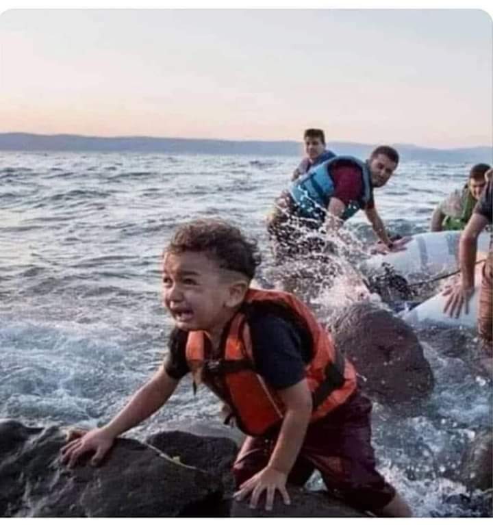 ماالذي أجبر والد هذا الطفل أن يخاطر بابنه لولا وحشية نظام ذيل الكلب  وقسوة العيش في تركيا.