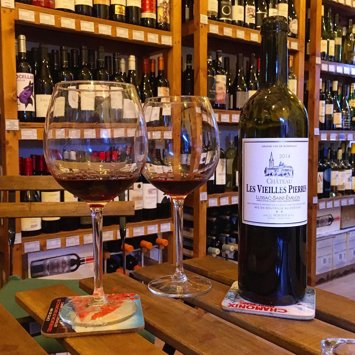 Weinschloss's tweet photo. Perfect antidote to Monday blues - a lovely red! 
Lussac Saint-Émilion https://t.co/VdeooNRsJ1