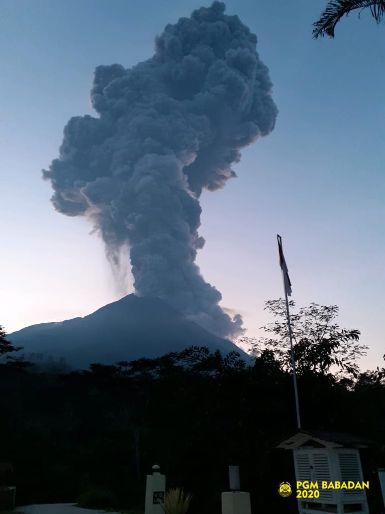Trjd erupsi di G #Merapi tgl 03-03-2020 pkl 05.22 WIB. Erupsi terctt di seismgrm dgn ampl 75 mm &amp; durasi 450 detik. Trmti tgi kolom erupsi ± 6.000 meter dr puncak &amp; AP gugrn ke arah hulu K. Gendol dgn jrk max. 2 km.  Arh angin saat erpsi ke Utara.
#statuswaspada sjk 21 Mei 2018