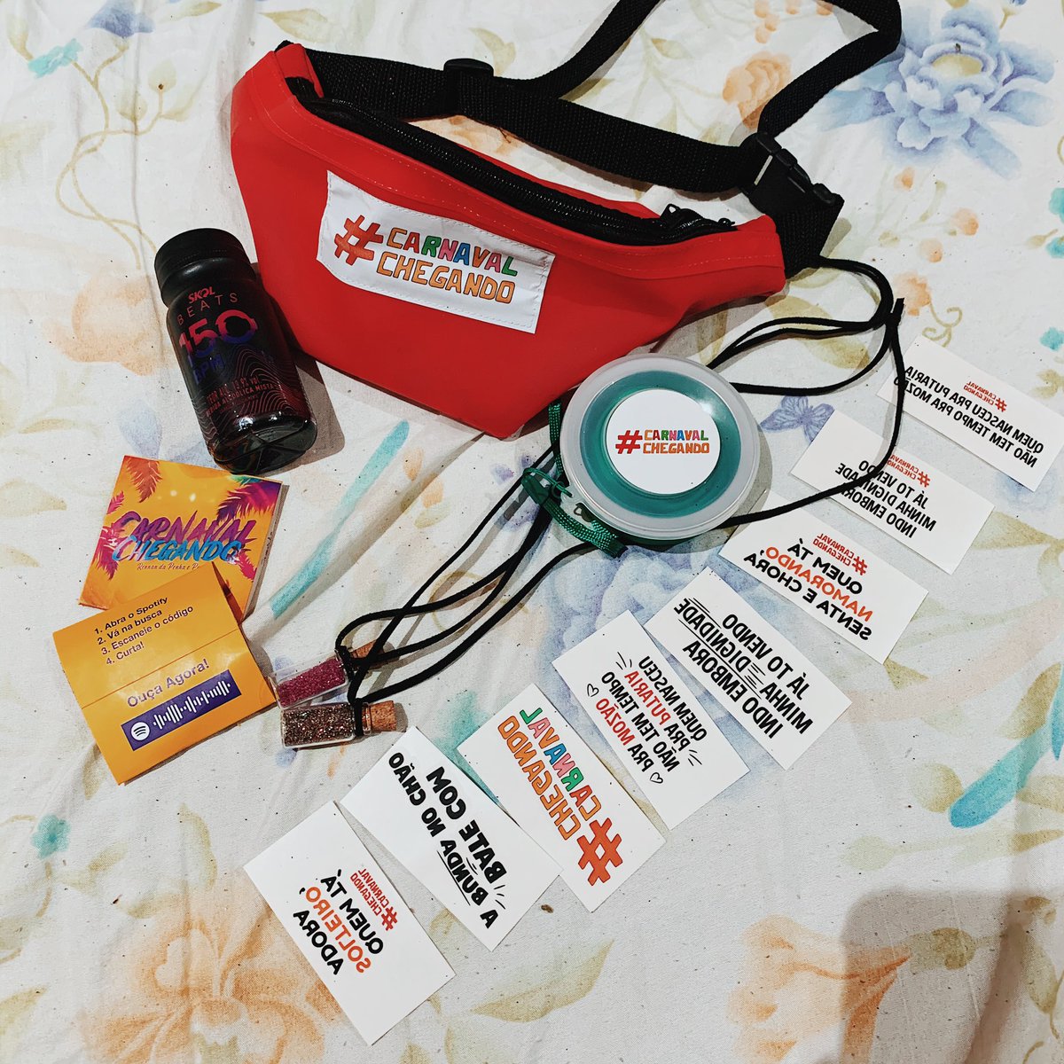 kribshna's tweet photo. O @rennan_penha e a galera da @sonymusicbrasil me mandaram esse kit da nova música #CarnavalChegando do Rennan com a @Pocah e veio com umas camisinhas que tocam a música ahssjsjjssjsjjssjsssaaaaa quem quiser uma transa musical é meu dever informar que estou solteira https://t.co/ZYx3RN4lJ4