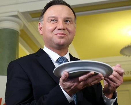 LimerykiPolit's tweet photo. Raz cały naród z Andrzejem
Cieszył się tanim olejem
Wcinaj rodaku
Olej z rzepaku
I zagryź gipsem i klejem https://t.co/hgUqQgl9aH