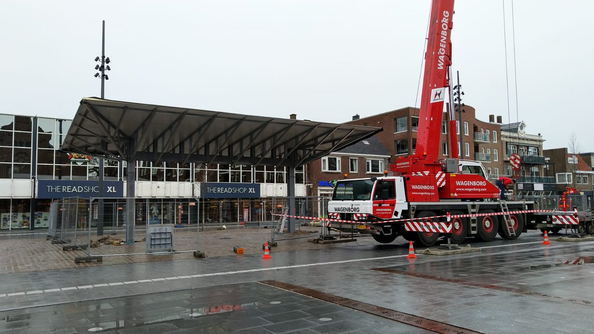 Herinrichting binnenstad #Hoogeveen, fase 2, dag 60: Vorige week is gestart met opbouwen van de spiegelkraan, die samen met het waterkunstwerk een geheel vormt. Vandaag is het dak op de spiegelkraan gehesen. Deze werkzaamheden zijn al eerder aanbesteed.