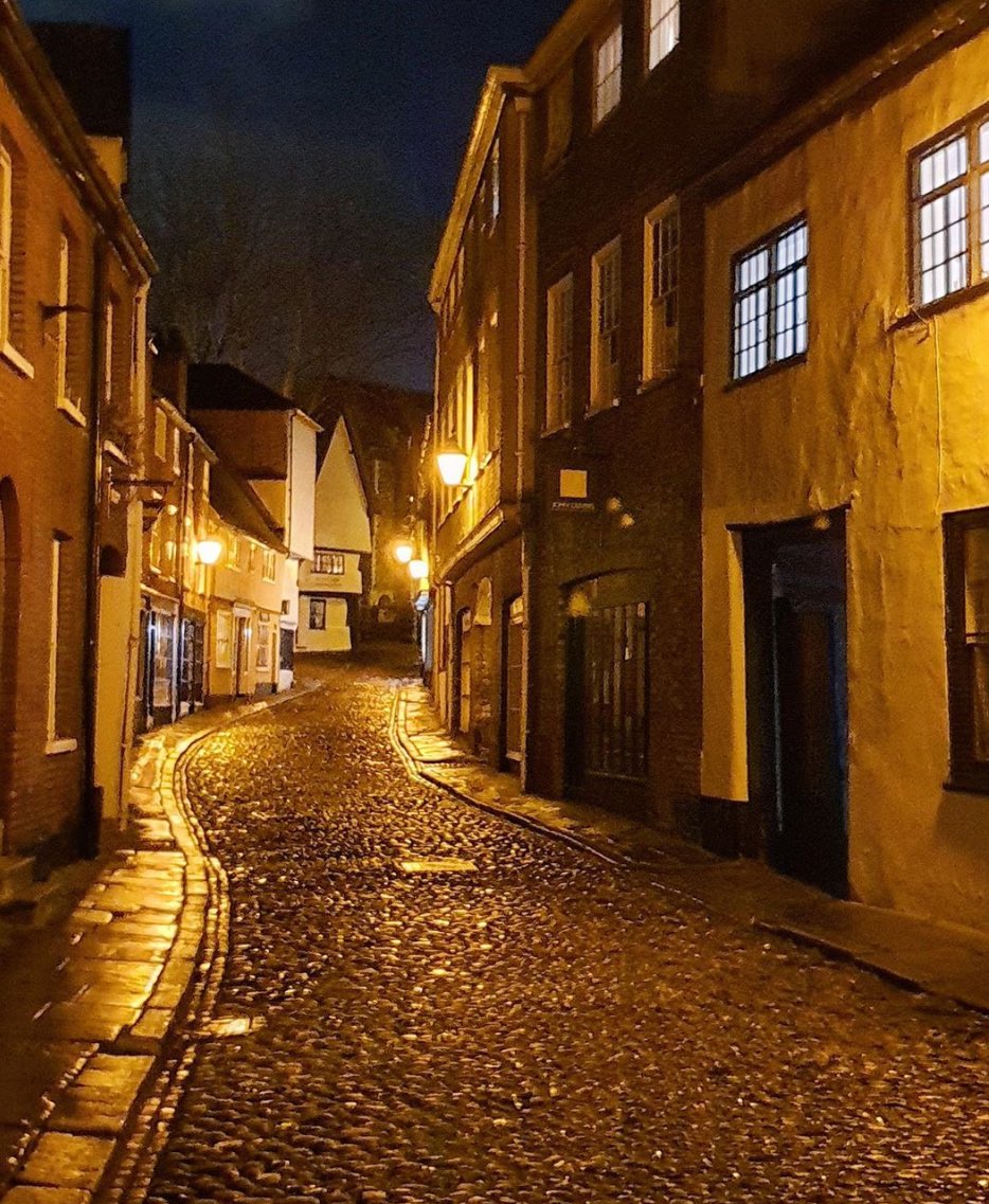 BlackOrangeInv's tweet photo. We’re loving this stunning shot of Elm Hill at night.
•
We’re lucky to live in such a beautiful city!
•
#Norwich https://t.co/L6VLgzSeKP