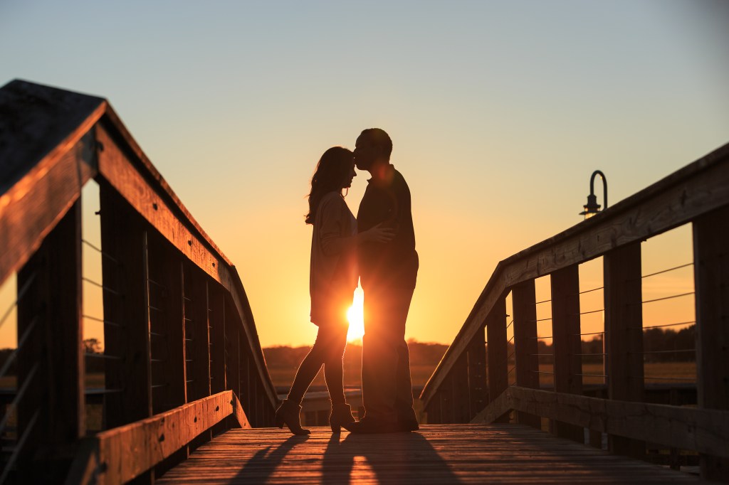 DianaDeaver's tweet photo. Shem Creek Park Sunset Engagement Session https://t.co/XluwZgGFmB https://t.co/2fWEcsBfti