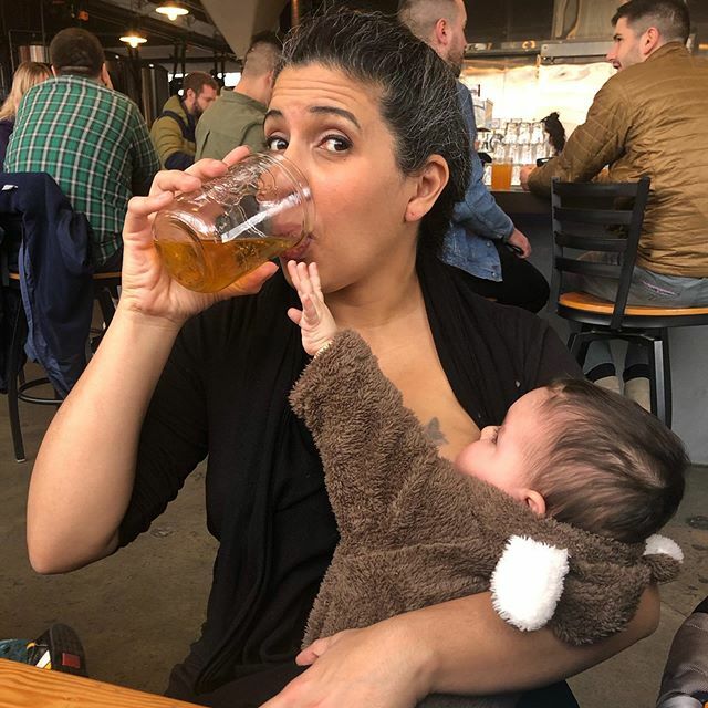 BoomBoomLRoux's tweet photo. Multitasking 😂💪🏽
Gotta feed the baby
.
.
.
#normalizebreastfeeding #breastfeedinginpublic #momlife #showgirlmom https://t.co/lWaTy5PFAi https://t.co/aOgq4gmY5Z