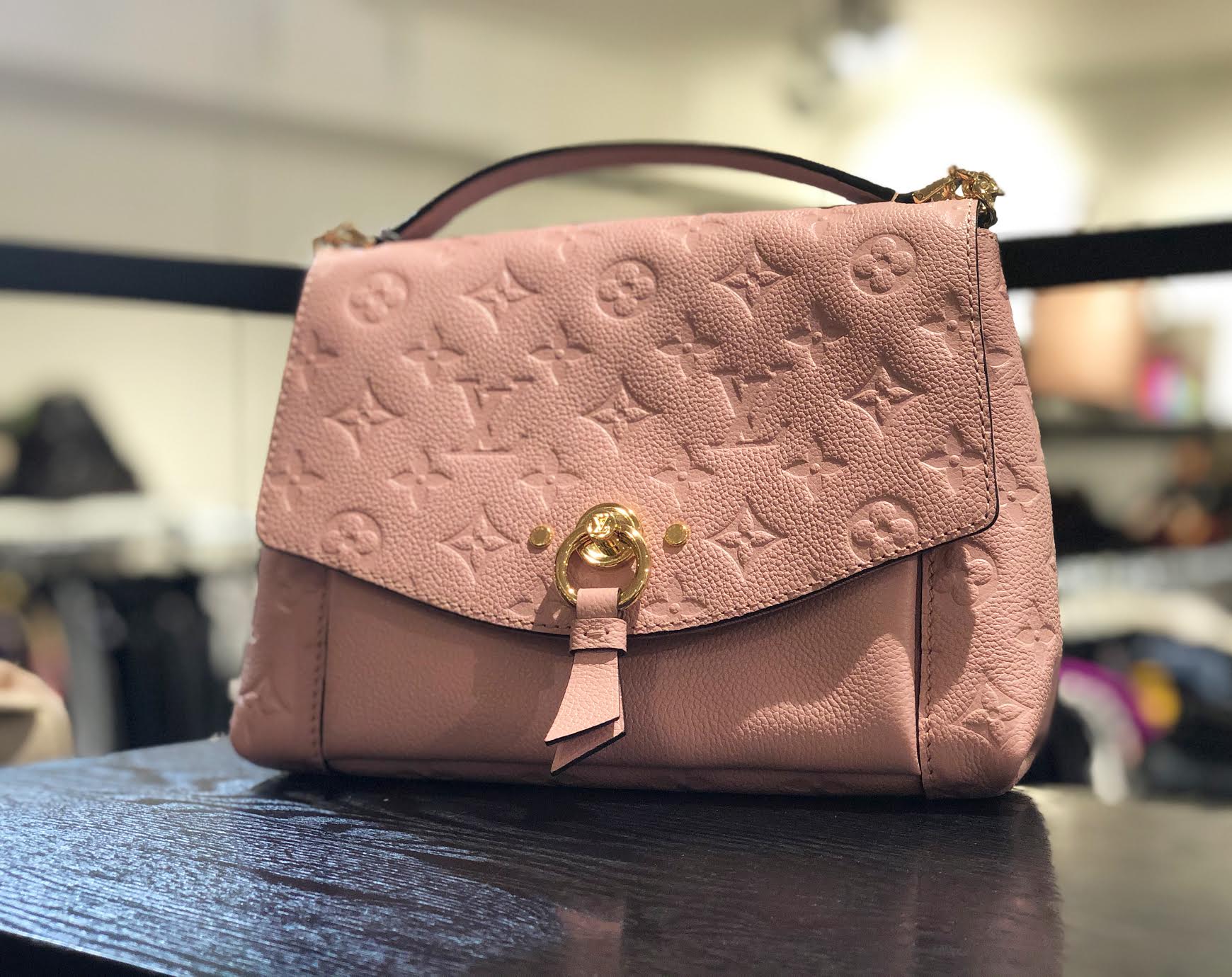 OnQueStyle on X: N E W Arrival 💞 @LouisVuitton Rose Poudre Empreinte  Blanche BB Satchel, $1,895. Shop now:   #CLOSETCURRENCY #LouisVuitton  / X