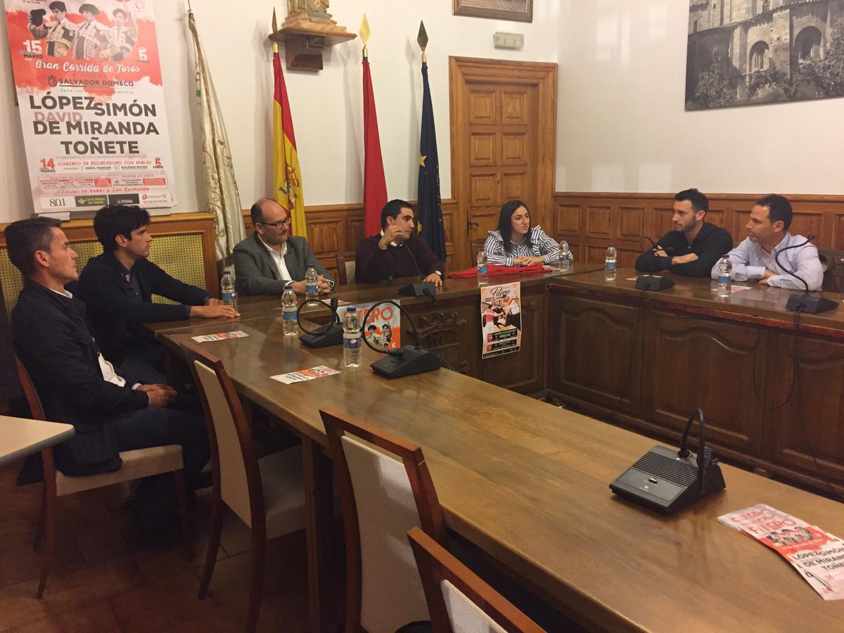 El sábado 29 se presentó, en el Ayuntamiento de Fitero, La Feria Taurina San Raimundo 2020 🐂 
El acto, fue moderado por D. Íñigo Olcoz y contó con la presencia del alcalde Miguel Aguirre Yanguas. Se hizo entrega del premio al ganador del Concurso de Ganaderías villa de #Fitero.