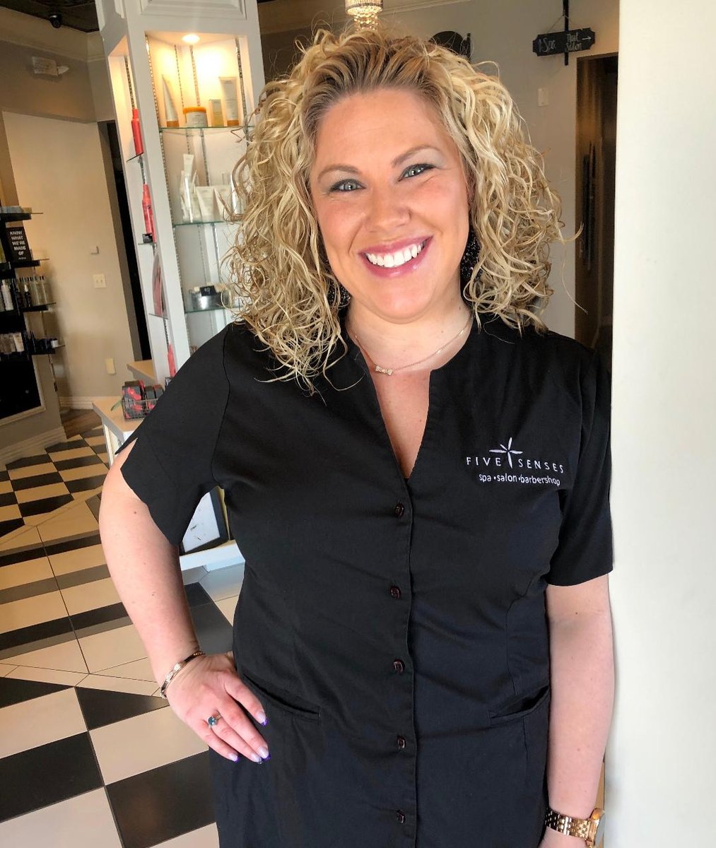 Meet Kelli! Her favorite part about working at Five Senses is having a set 40 hour schedule every week. 

#fivesenses #fivesensespeoria #peoriaillinois #illinois #illinoissalon #meetourstylists #fivesensesjob #comeworkwithus