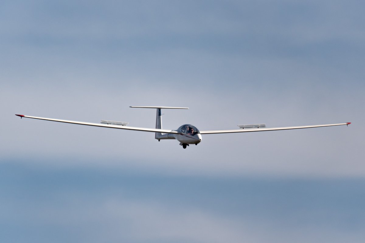 vueloUPM's tweet photo. DG-500 en corta final.

DG-500 on short final.

#aviation #lillo #vueloavela #velero #dg500 #gliding #aviacion #landing #akaflieg #clubdevuelo https://t.co/gs4tBlH7aq