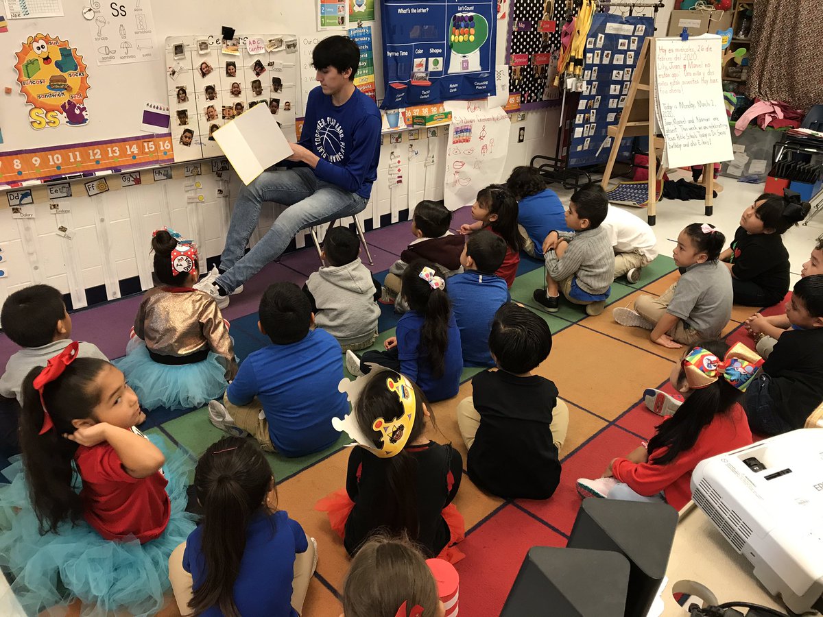 VielmaSilva's tweet photo. #ReadAcrossAmericaDay @GarrigaElem #garrigaproud https://t.co/je9pMUF07H