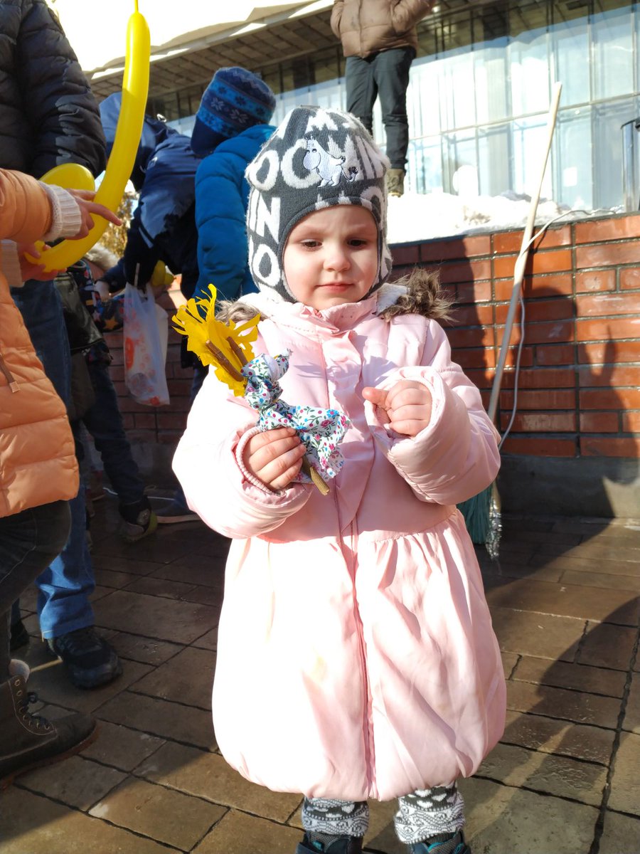 UM_3Lensk's tweet photo. В первый день весны  у музея им. Алабина прошел праздник Масленицы. Студенты Самарского техникума кулинарного искусства показали мастер-класс по заворачиванию блинов, для детей прошли мастер-классы по моделированию из шариков и изготовлению кукол https://t.co/k5Pb229XlF