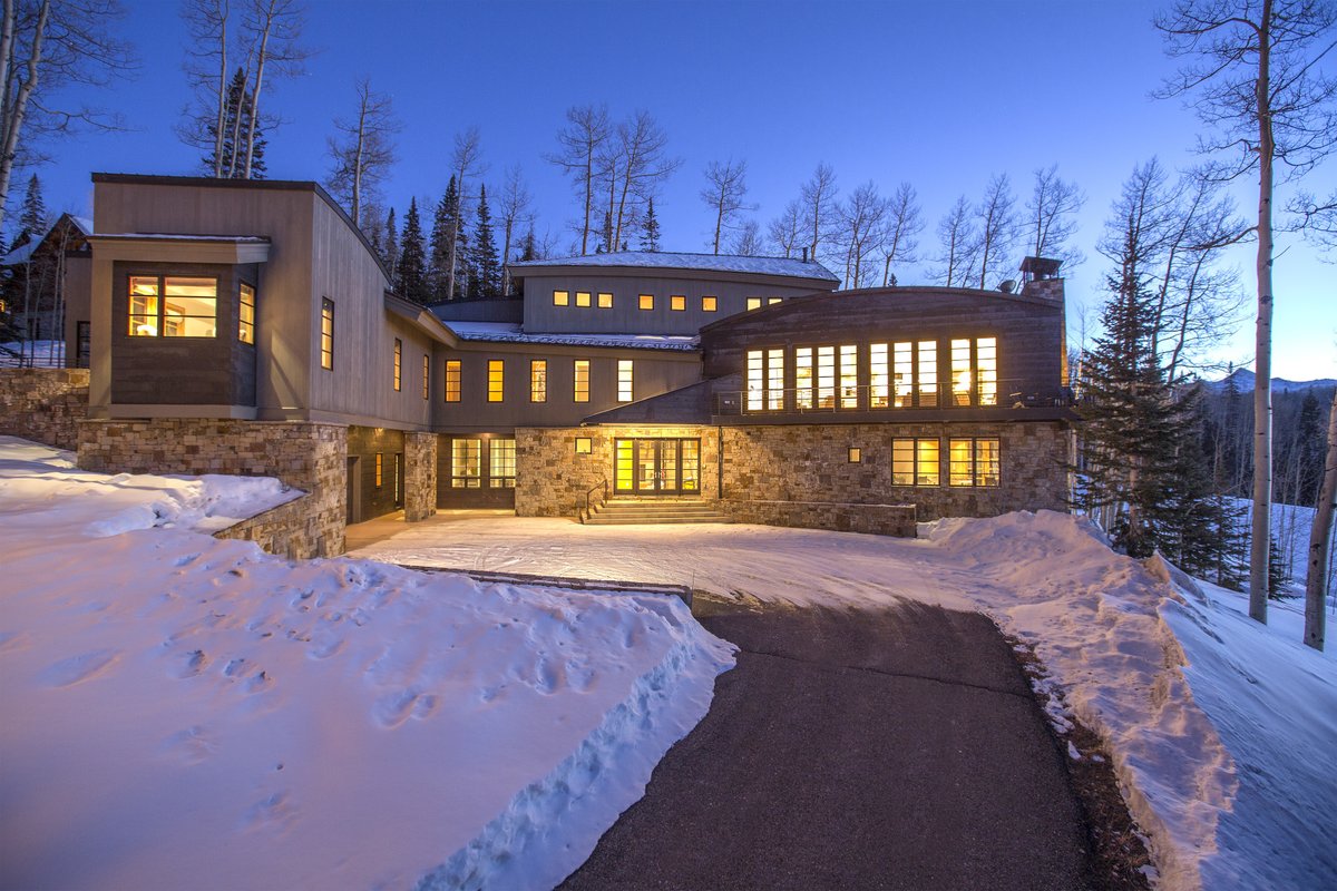 ChristiesHomes's tweet photo. This #MastersCircle Monday, we present the ultimate in effortless ski access, this home’s unique contemporary architecture combines curvature and simplistic linear design via @TRECTelluride https://t.co/Fx5rmVcvPo https://t.co/714eV6Kd07