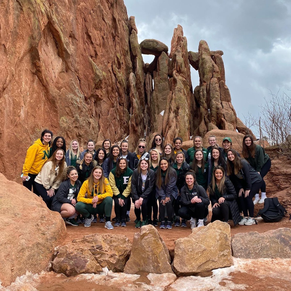 EMUGym's tweet photo. While in Colorado Springs we visited Gardens of the Gods and surprisingly ran into @nmuwlax! An awesome way to end such a scenic weekend 💚🖤. #onEvision | #emugym https://t.co/hNM2EDetmn