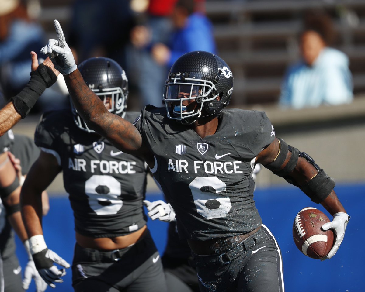 MikeZele's tweet photo. Blessed and Thankful to receive my first division 1 offer from Air Force Academy!! #AirForce @GBHSLancersFB @jake8shakes https://t.co/Ei5ZZq6mvq